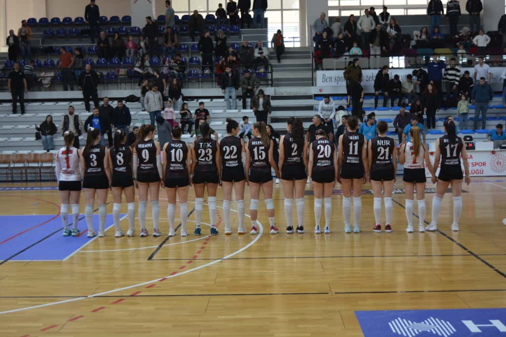 Turgutlu Belediyesi Kadın Voleybol Takımından Taraftarı Önünde Net Galibiyet
