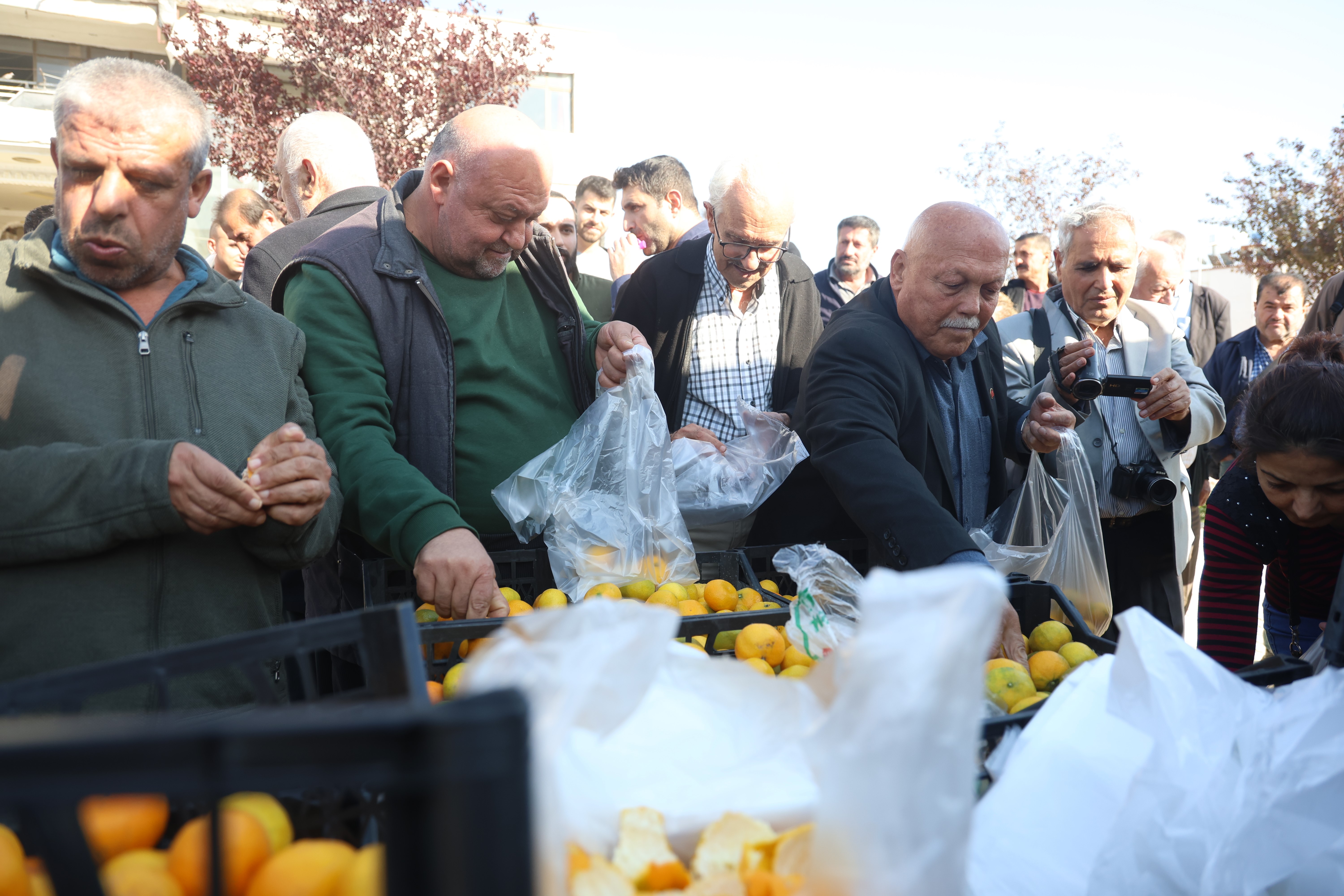 Fiyatı 2 TL'ye düşünce vatandaşa ücretsiz dağıttılar