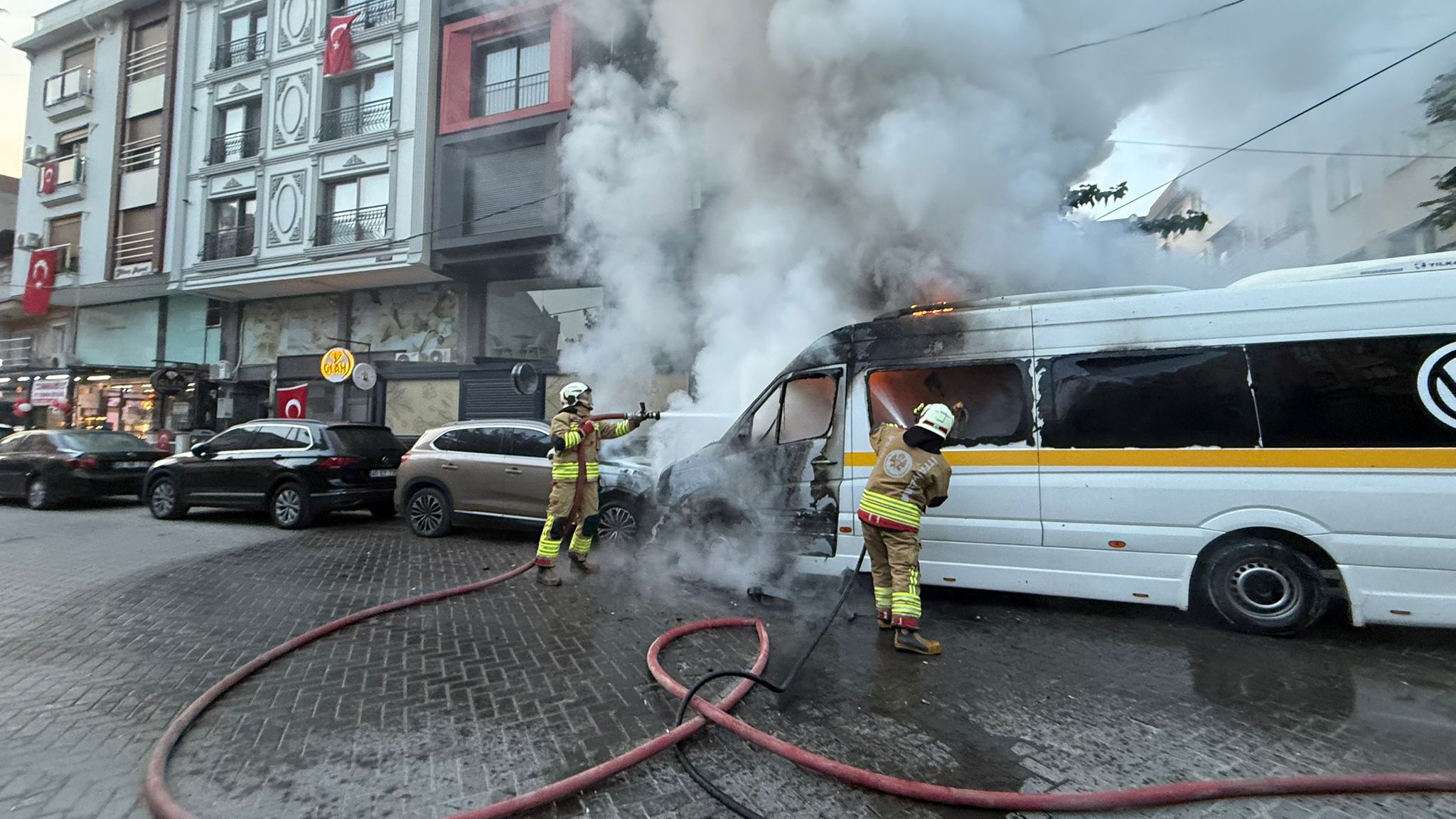 Öğrenci servisinde çıkan yangın otomobile sıçradı