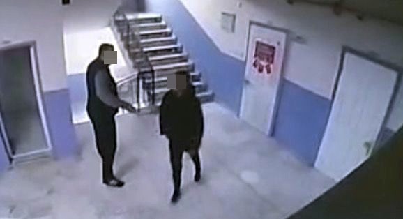 Turgutlu'da Okul müdüründen otizmli öğrenciye şok hareket! Merdivenlerden yuvarlandı