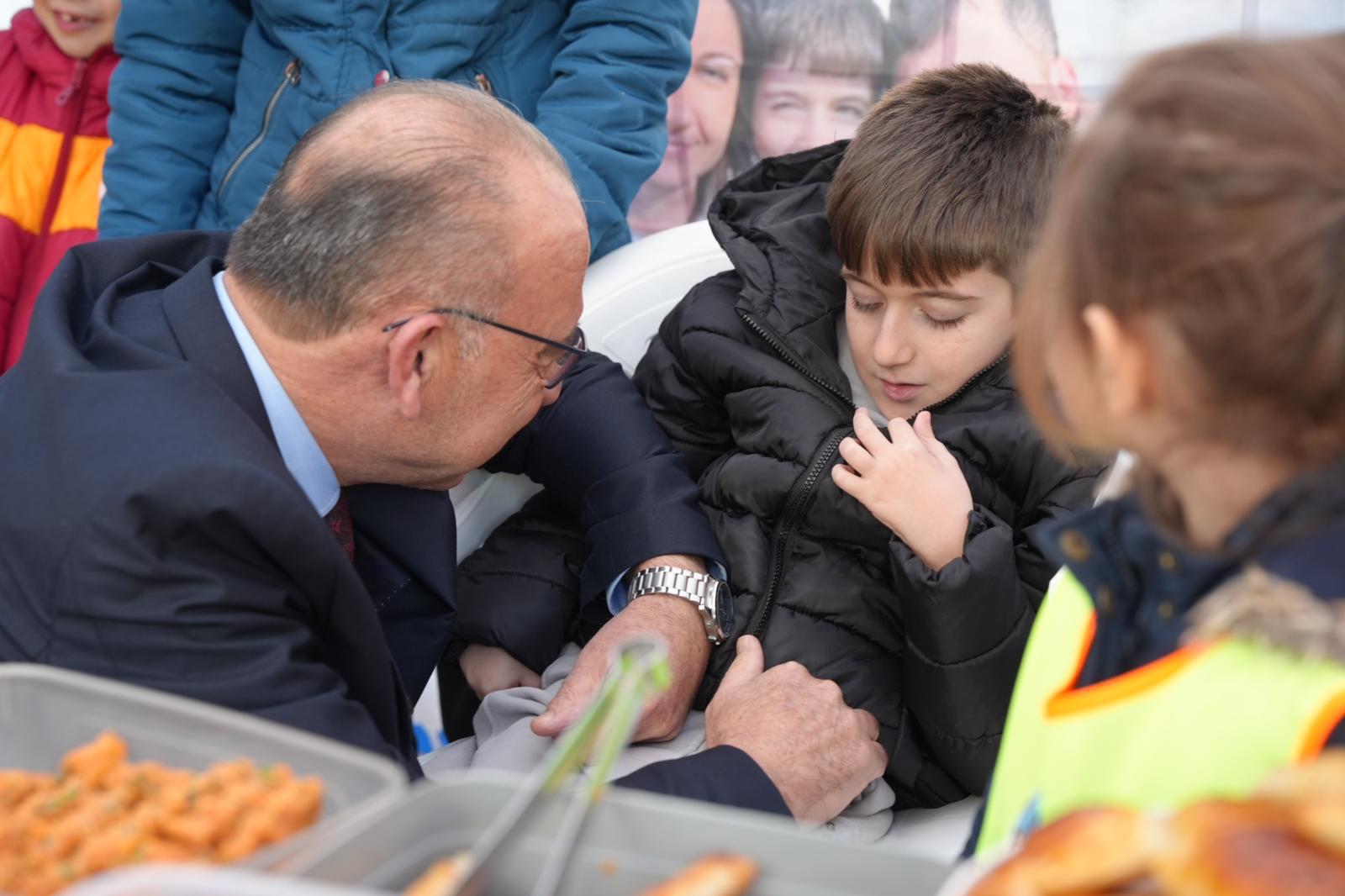 Turgutlu ÇKSM'nin Kermes Geliri SMA’lı Feyyaz Alperen’e Bağışlandı