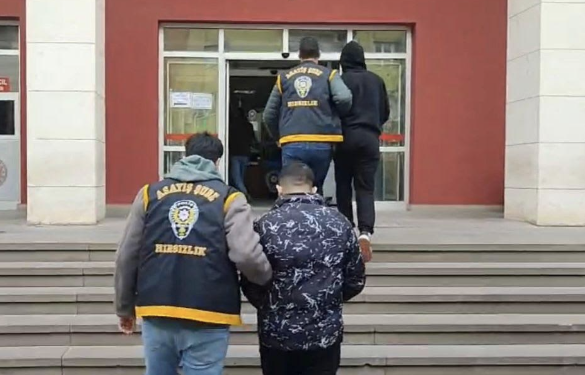 Turgutlu’daki hırsızlık olayında 5 tutuklama: 2 şüpheli aranıyor