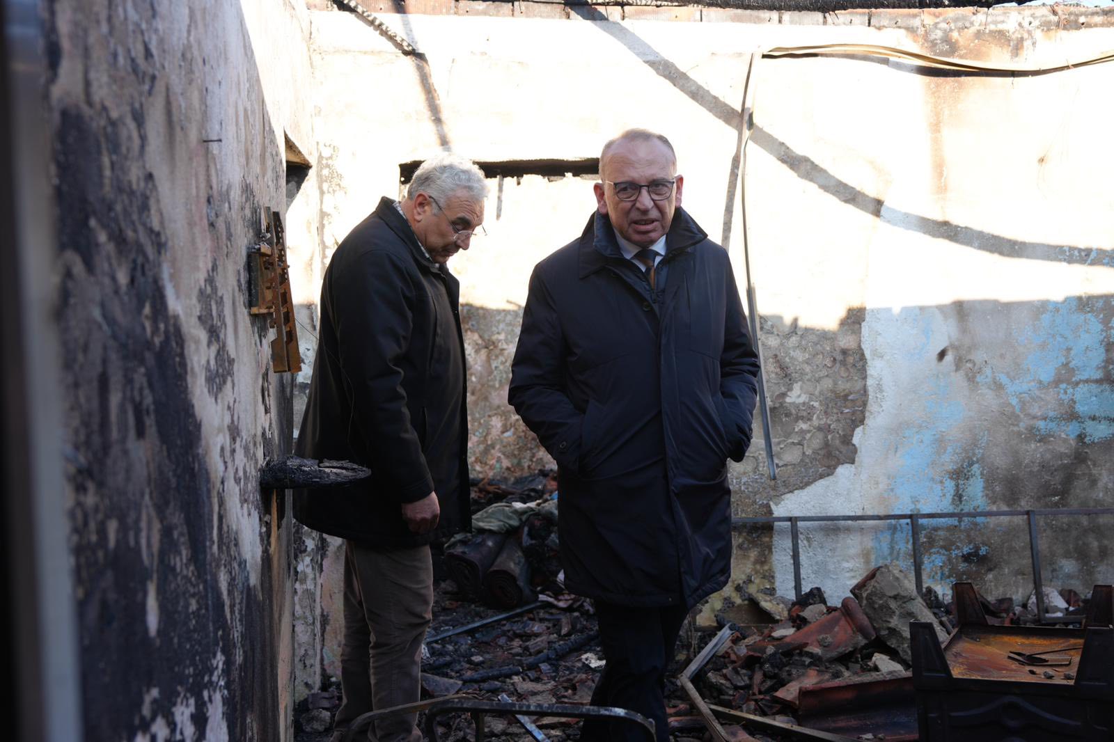 Evi Yanan Vatandaşa Başkan Akın’dan Destek