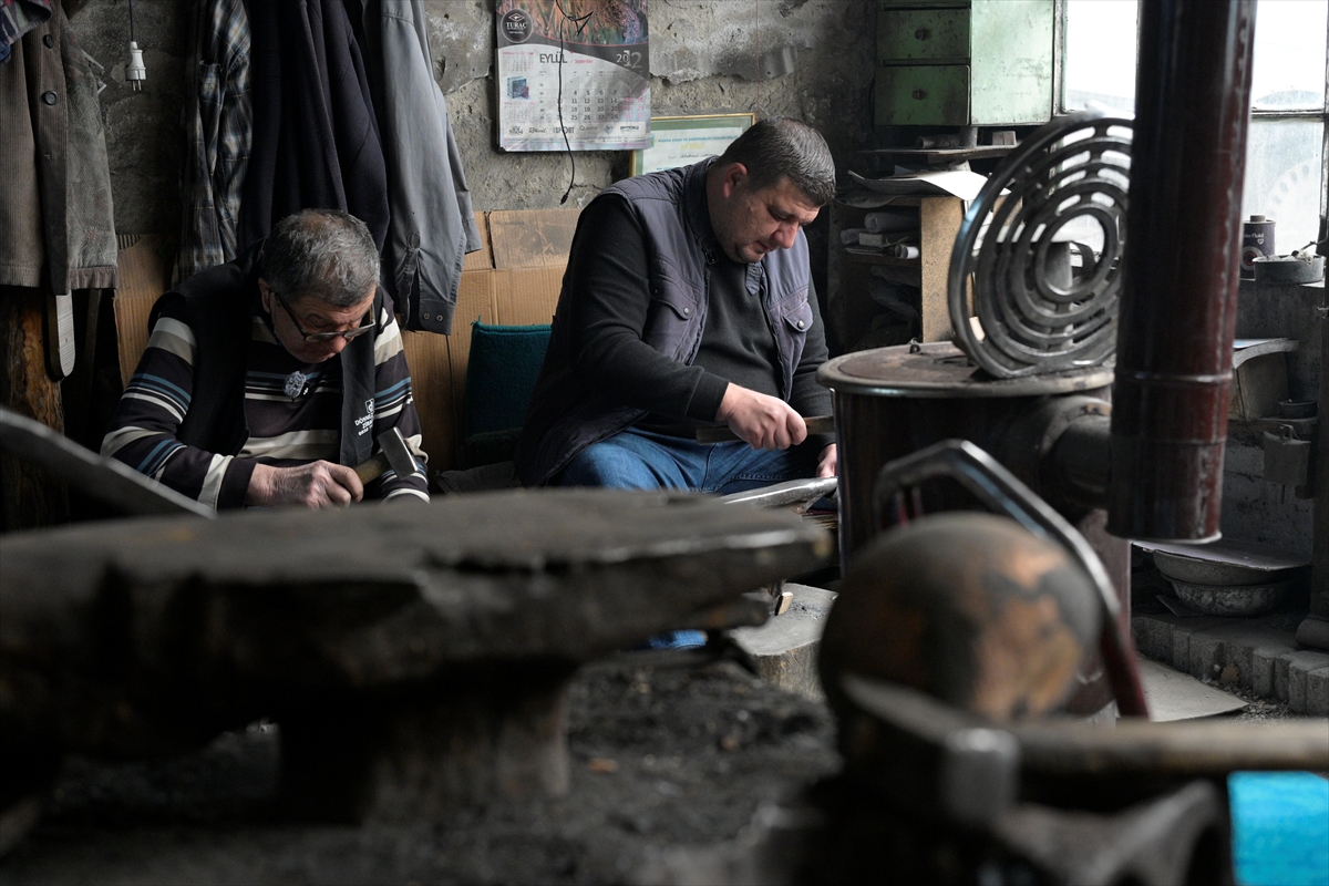 Demirci’de 65 Yıllık Emek: Çan Ustası Sabancı Ailesi Geleneği Yaşatıyor