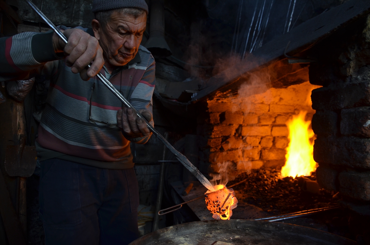 Demirci’de 65 Yıllık Emek: Çan Ustası Sabancı Ailesi Geleneği Yaşatıyor