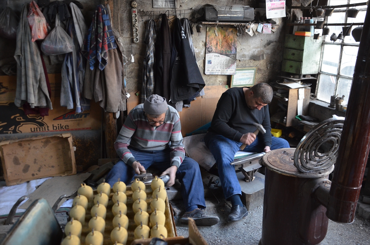 Demirci’de 65 Yıllık Emek: Çan Ustası Sabancı Ailesi Geleneği Yaşatıyor