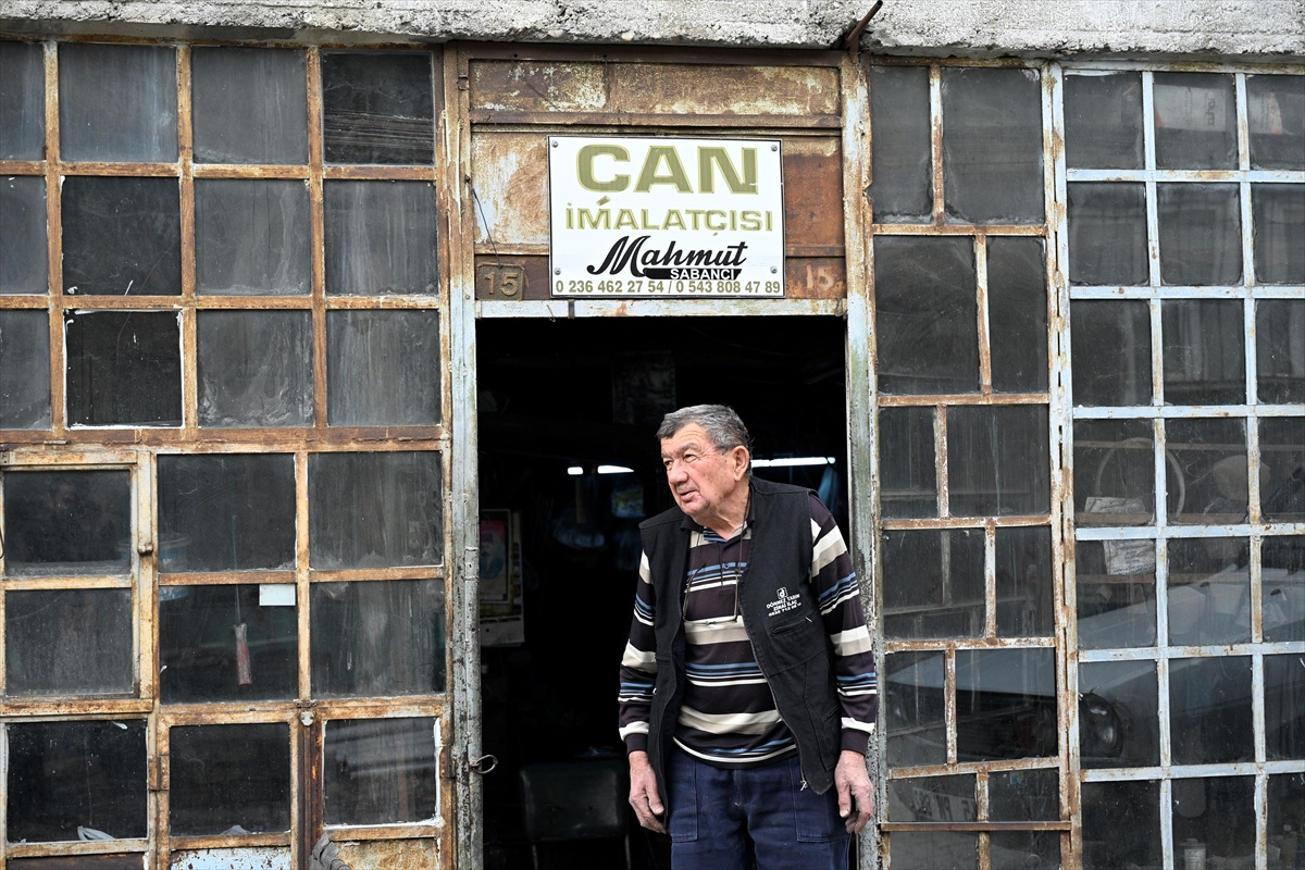 Demirci’de 65 Yıllık Emek: Çan Ustası Sabancı Ailesi Geleneği Yaşatıyor