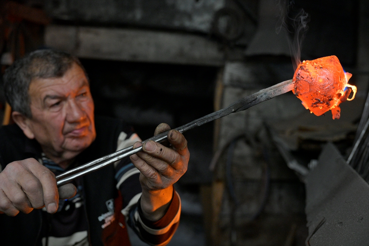 Demirci’de 65 Yıllık Emek: Çan Ustası Sabancı Ailesi Geleneği Yaşatıyor