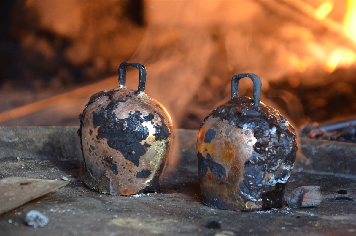 Demirci’de 65 Yıllık Emek: Çan Ustası Sabancı Ailesi Geleneği Yaşatıyor