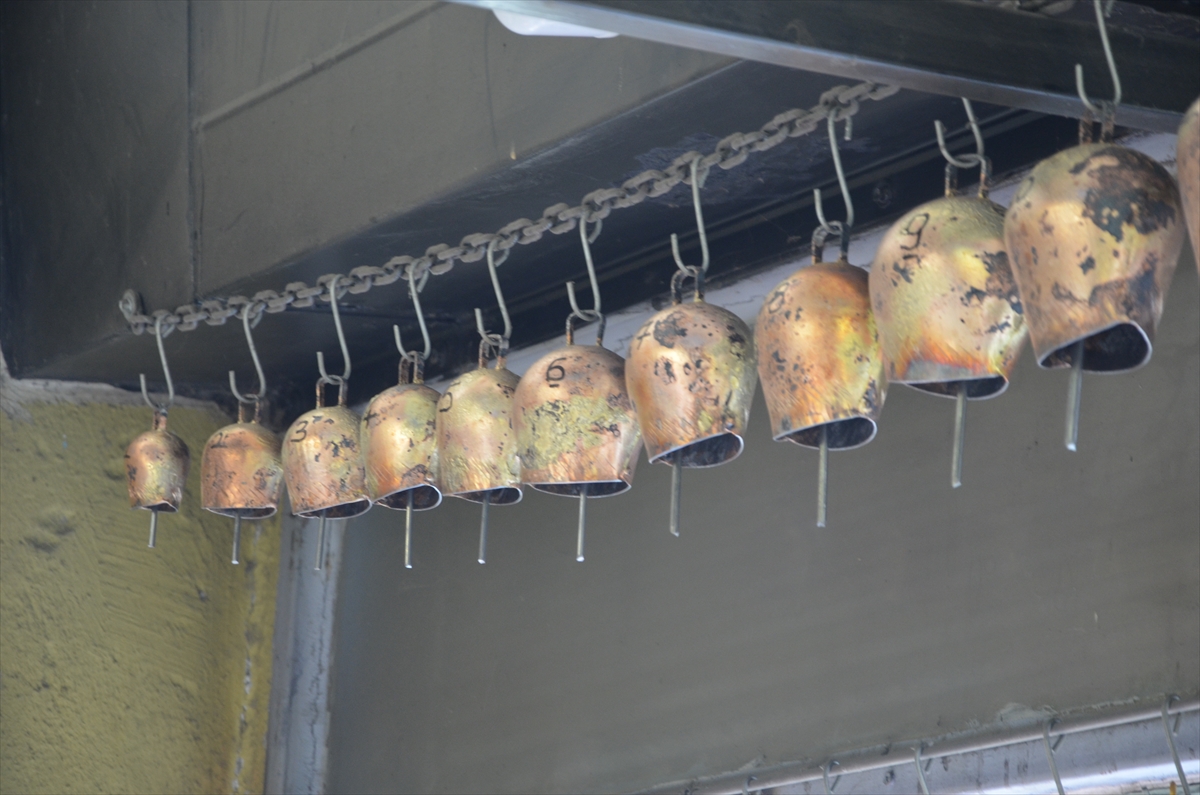 Demirci’de 65 Yıllık Emek: Çan Ustası Sabancı Ailesi Geleneği Yaşatıyor