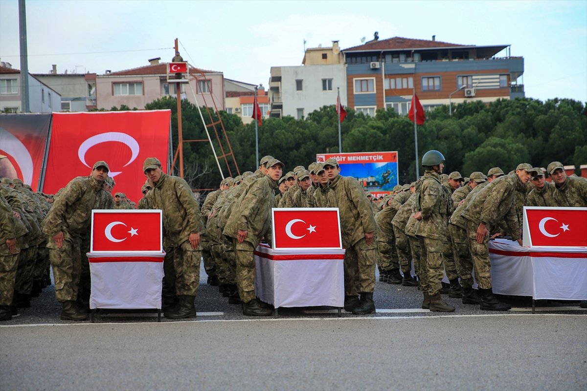 Eğitimini tamamlayan 3 bin 559 acemi er ant içti