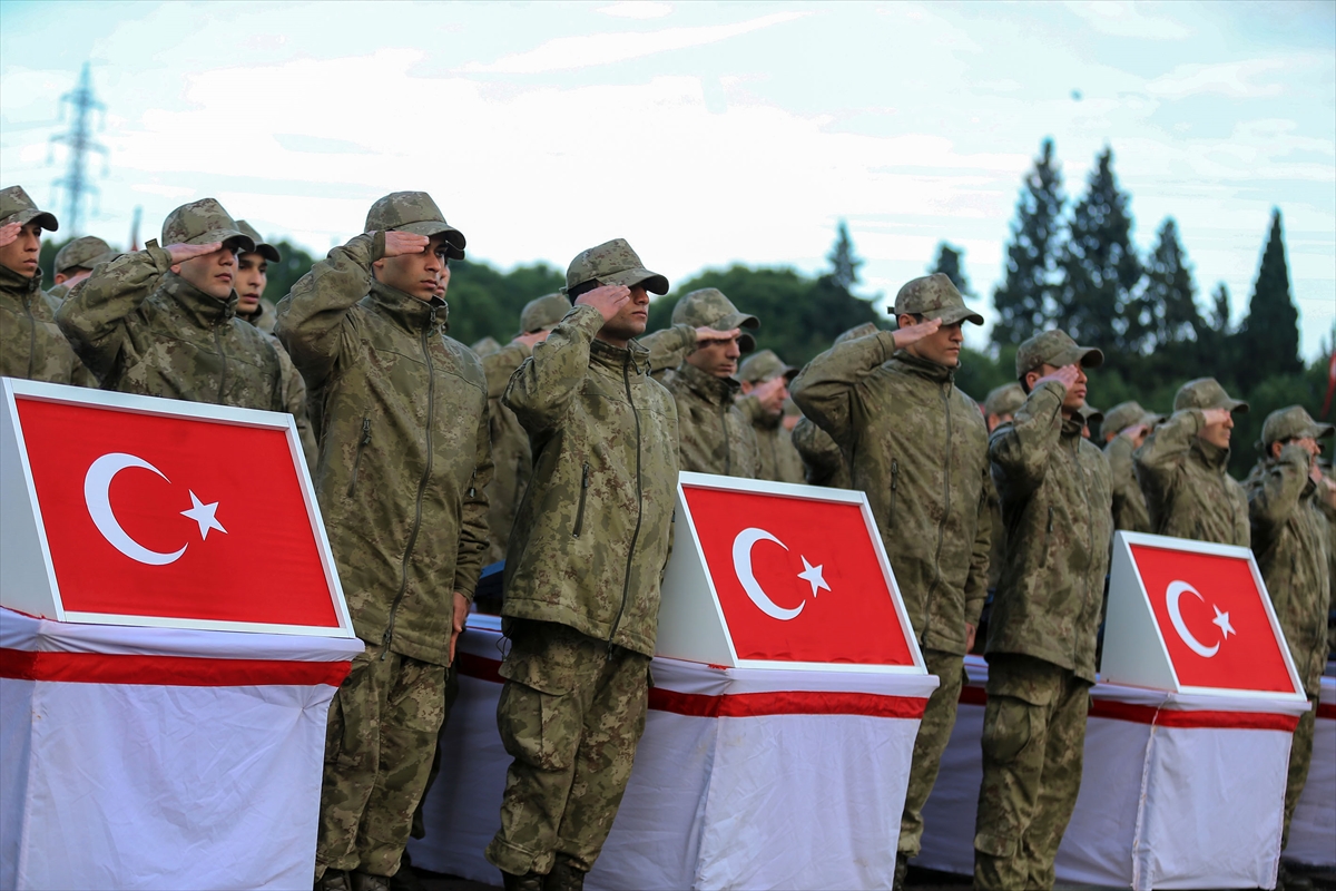 Eğitimini tamamlayan 3 bin 559 acemi er ant içti