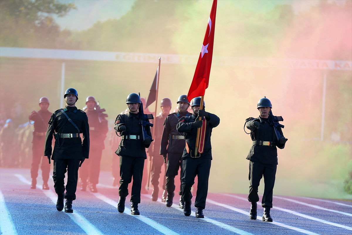 Eğitimini tamamlayan 3 bin 559 acemi er ant içti