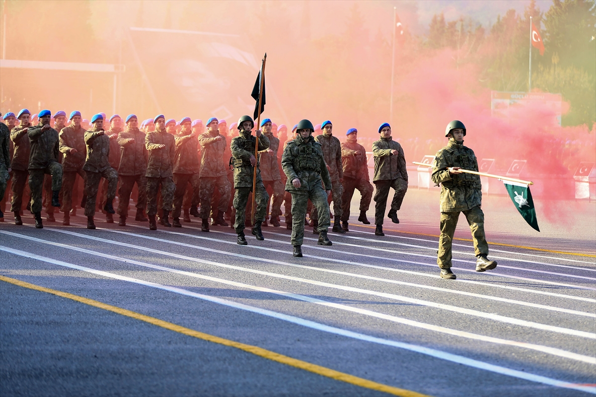 Eğitimini tamamlayan 3 bin 559 acemi er ant içti