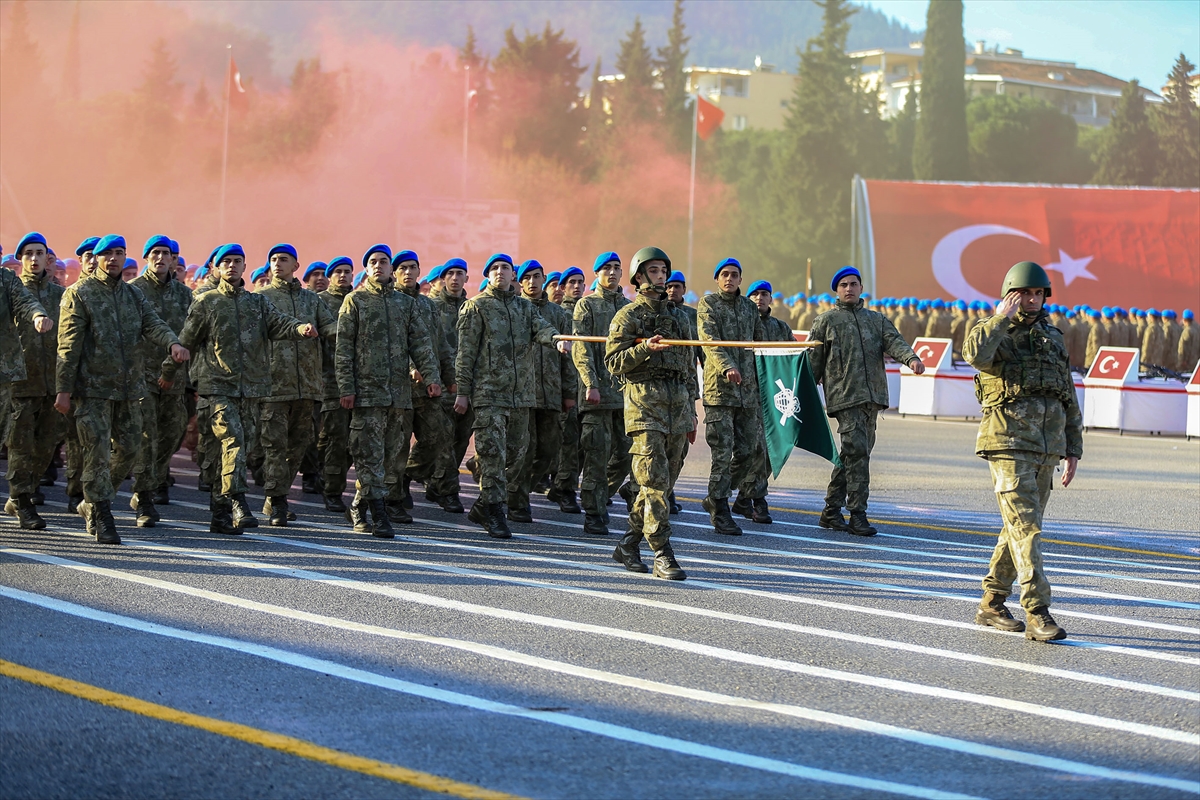 Eğitimini tamamlayan 3 bin 559 acemi er ant içti