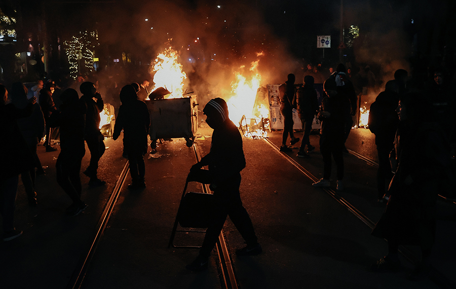 Türkiye'nin komşusunda sokaklar alev alev