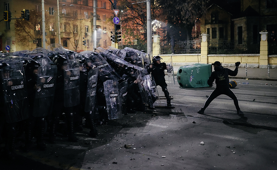 Türkiye'nin komşusunda sokaklar alev alev