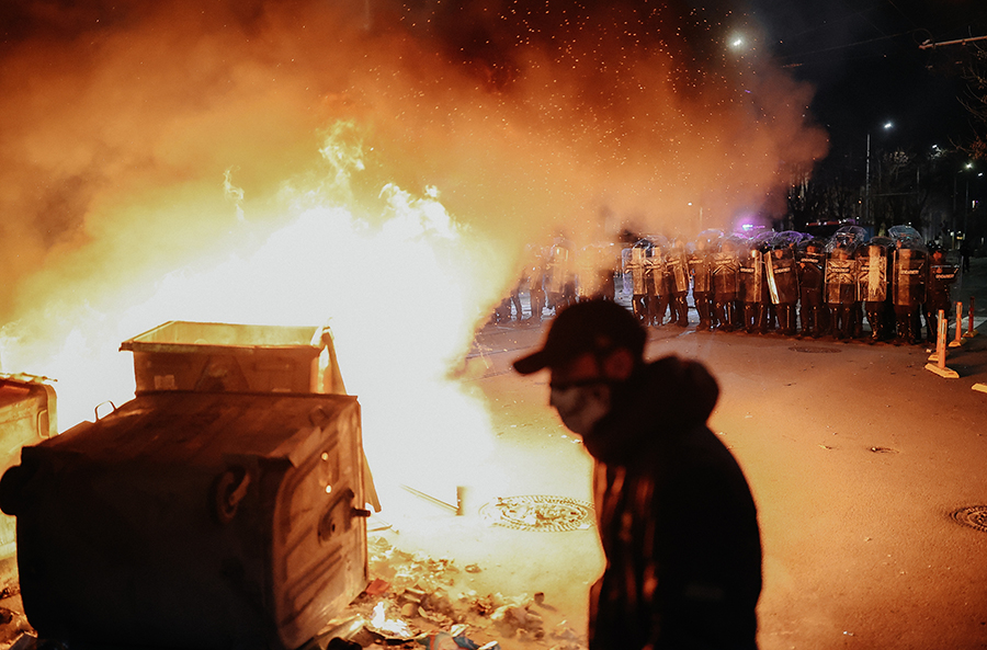 Türkiye'nin komşusunda sokaklar alev alev