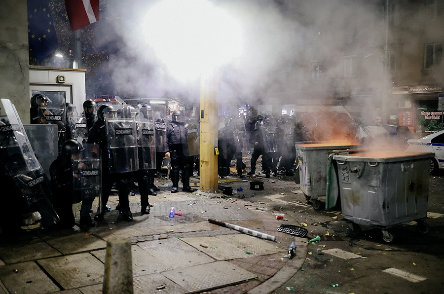 Türkiye'nin komşusunda sokaklar alev alev