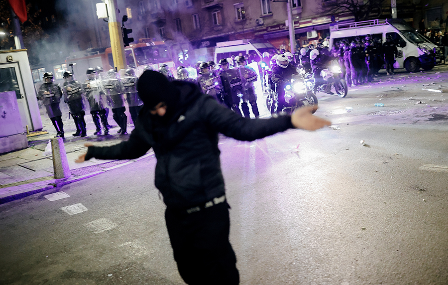 Türkiye'nin komşusunda sokaklar alev alev