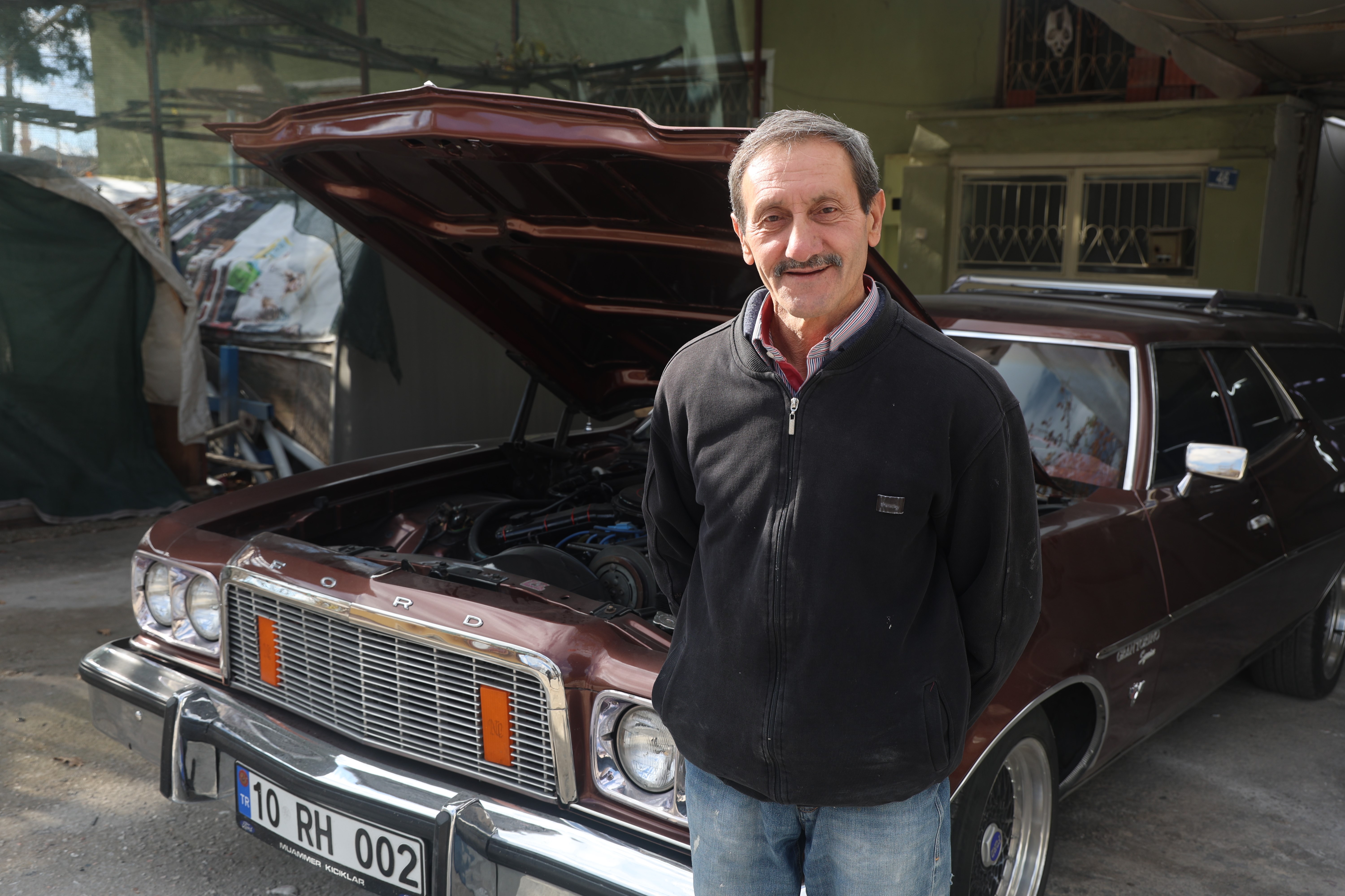 Bu sera bildiğiniz seralara benzemiyor: İçeride araba yetişiyor!