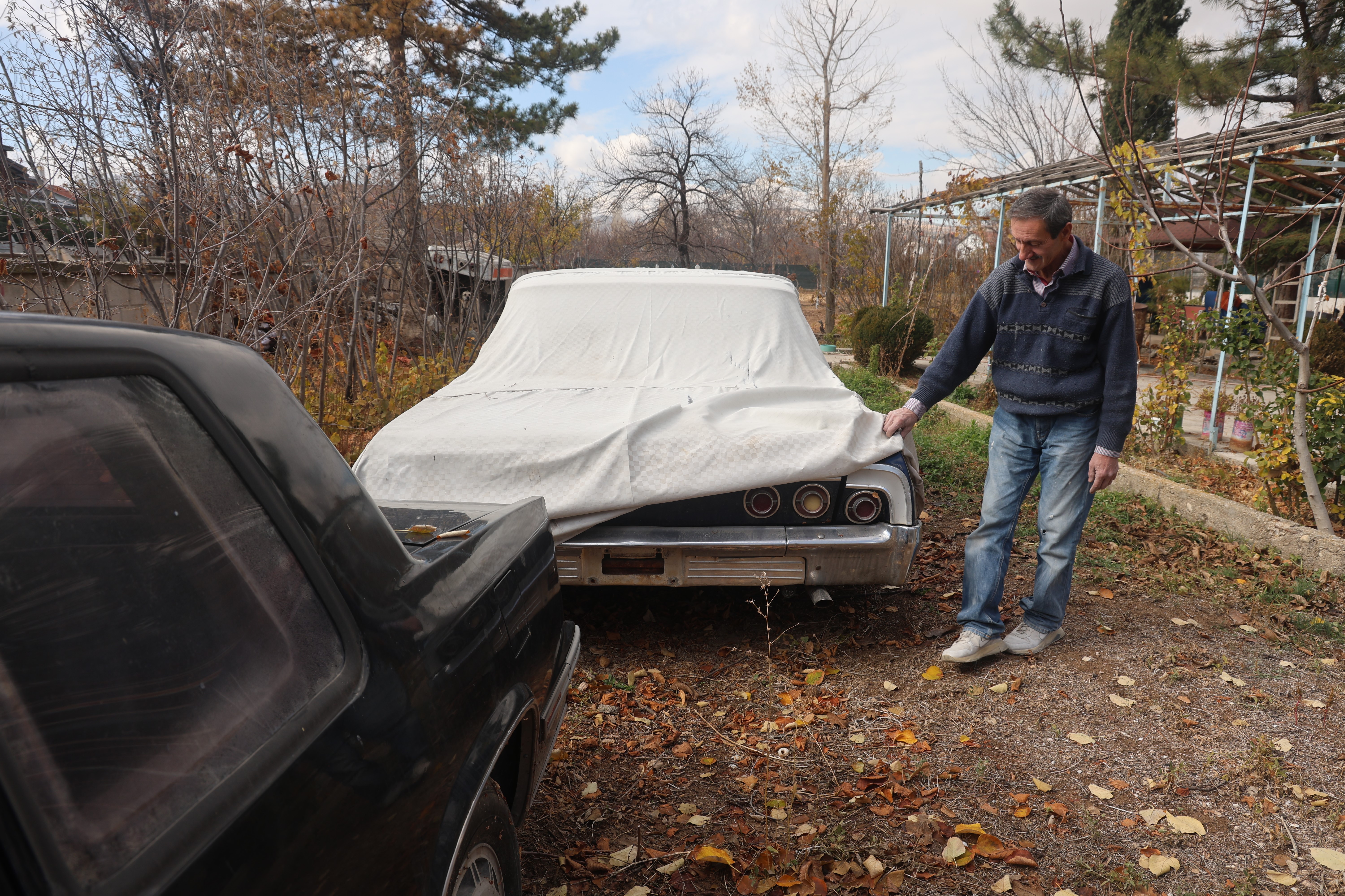 Bu sera bildiğiniz seralara benzemiyor: İçeride araba yetişiyor!