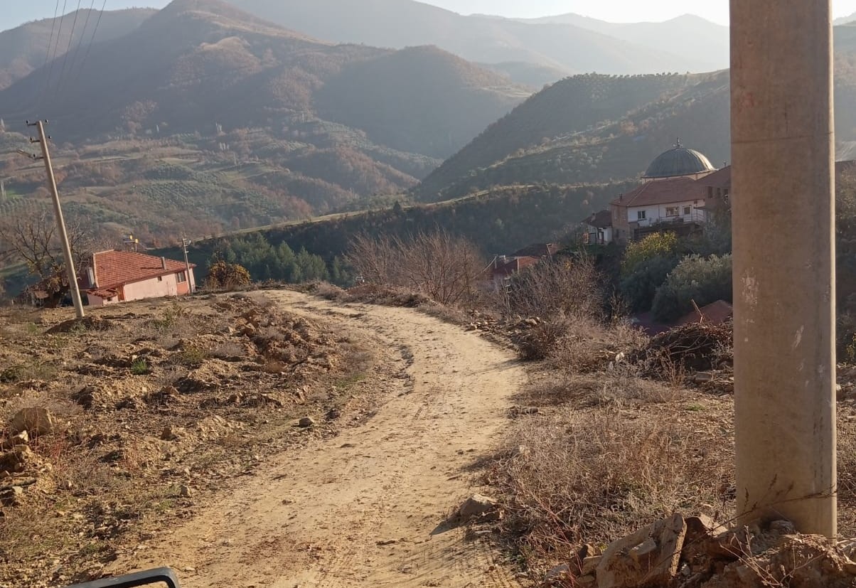 Mezarlık yolu yok oldu! Vatandaş belediyeye tepki gösterdi