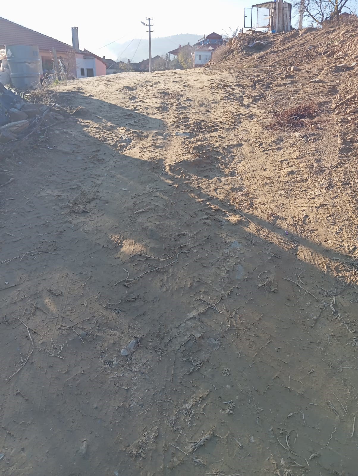 Mezarlık yolu yok oldu! Vatandaş belediyeye tepki gösterdi