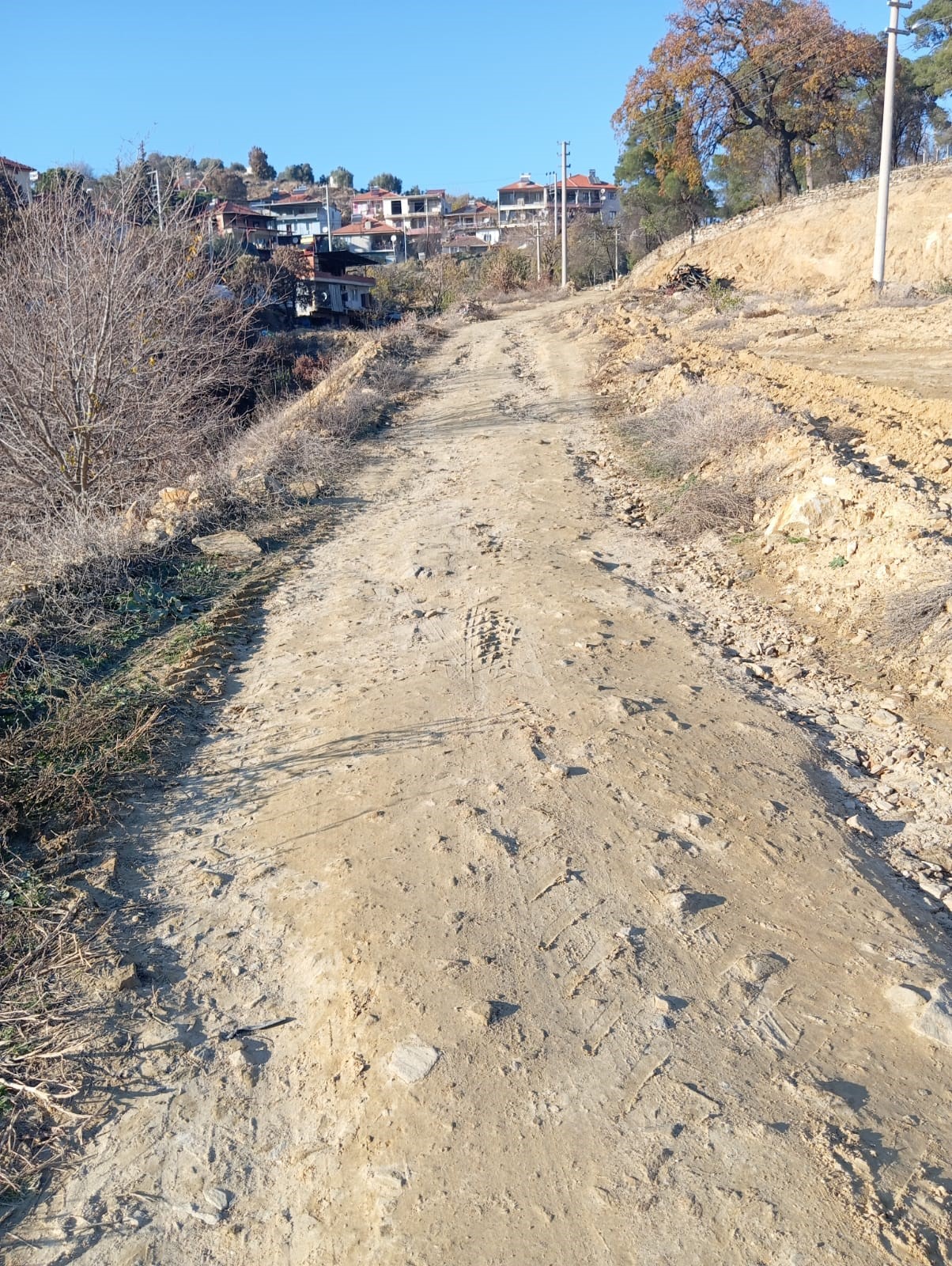 Mezarlık yolu yok oldu! Vatandaş belediyeye tepki gösterdi