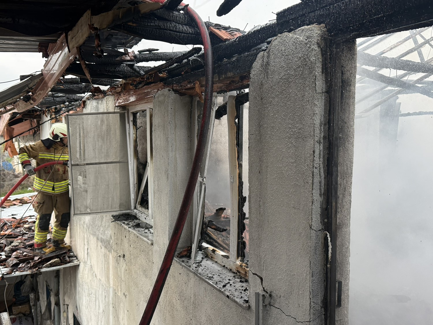 Manisa’da alevlerin sardığı 2 katlı ev kullanılamaz hale geldi