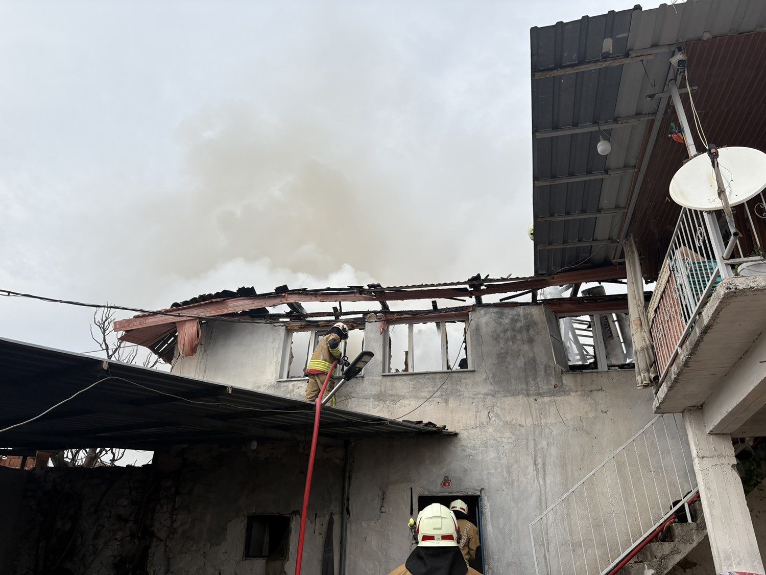 Manisa’da alevlerin sardığı 2 katlı ev kullanılamaz hale geldi