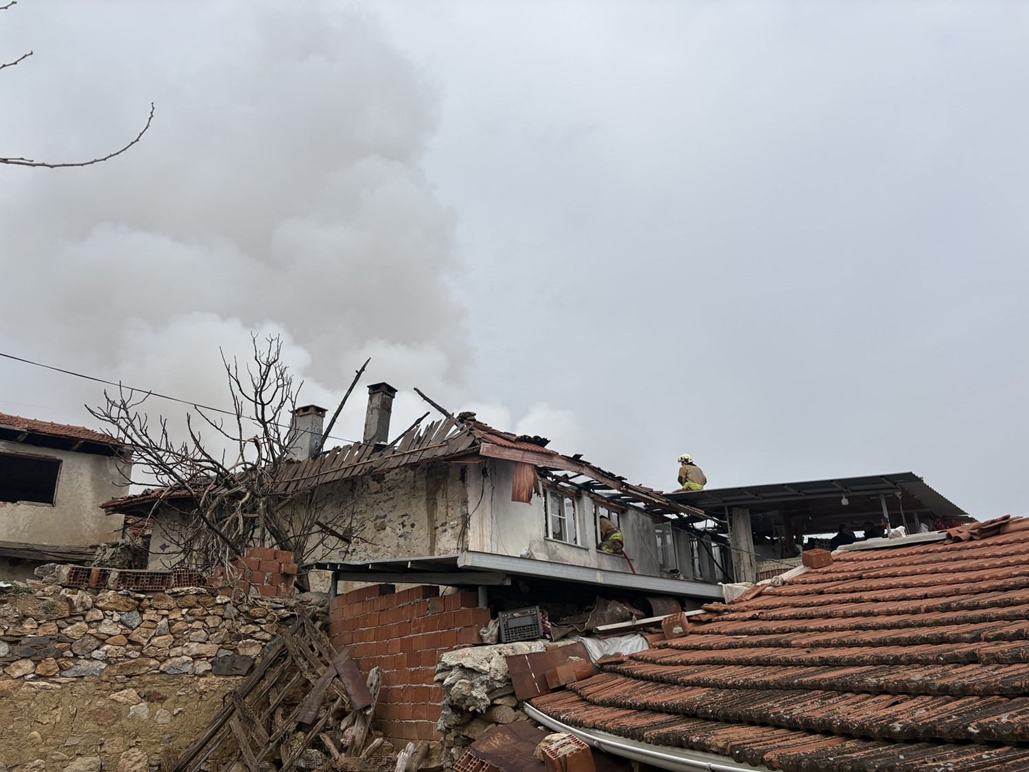 Manisa’da alevlerin sardığı 2 katlı ev kullanılamaz hale geldi