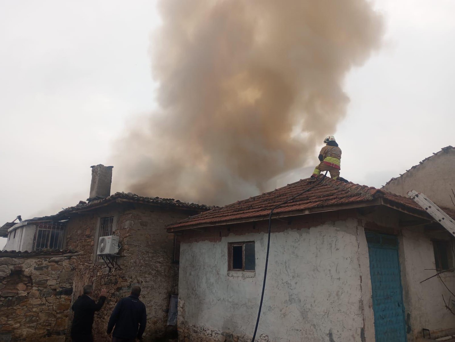 Manisa’da alevlerin sardığı 2 katlı ev kullanılamaz hale geldi