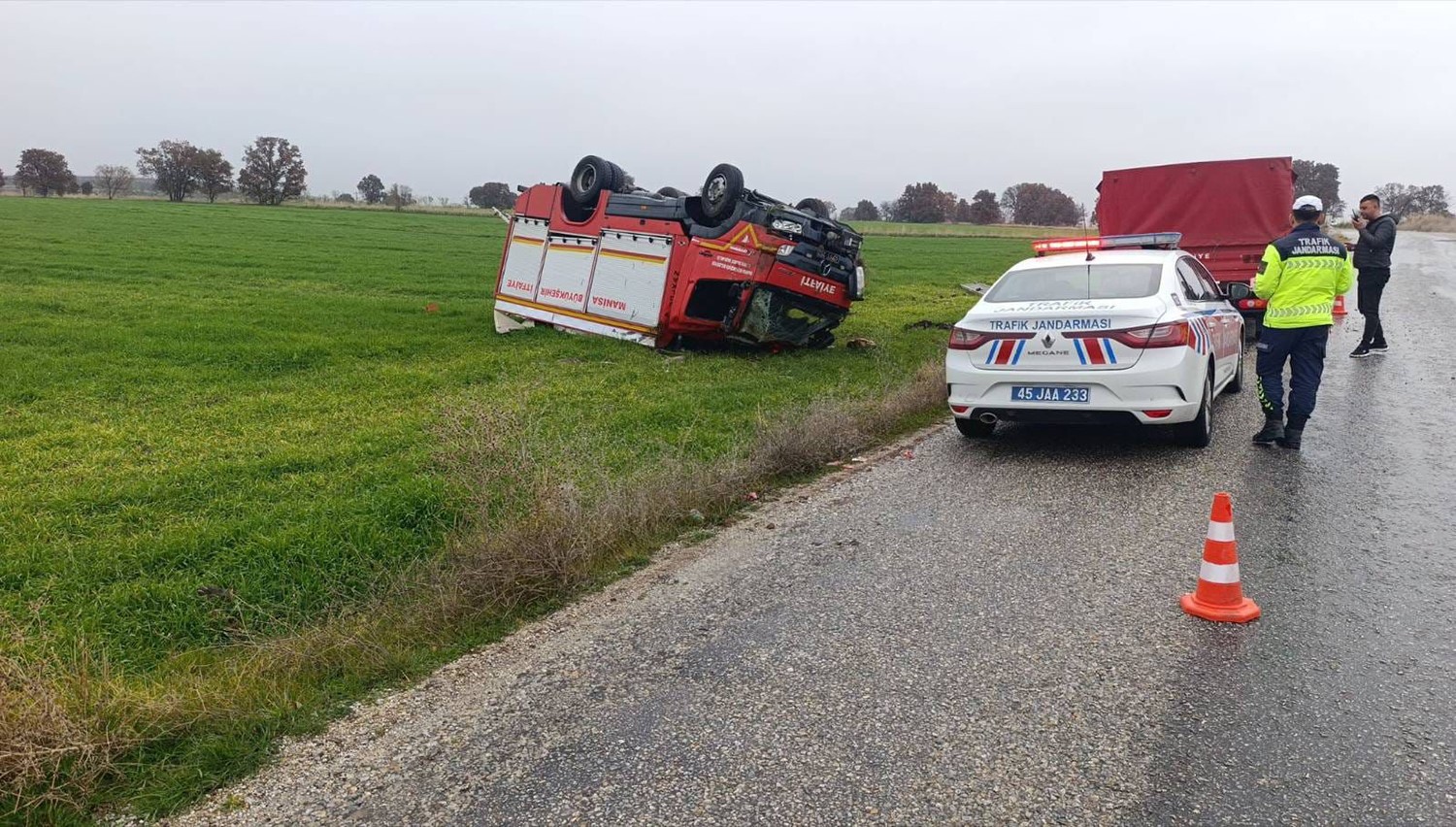 Manisa'da Yangına Giden İtfaiye Aracı Takla Attı: 1 Yaralı