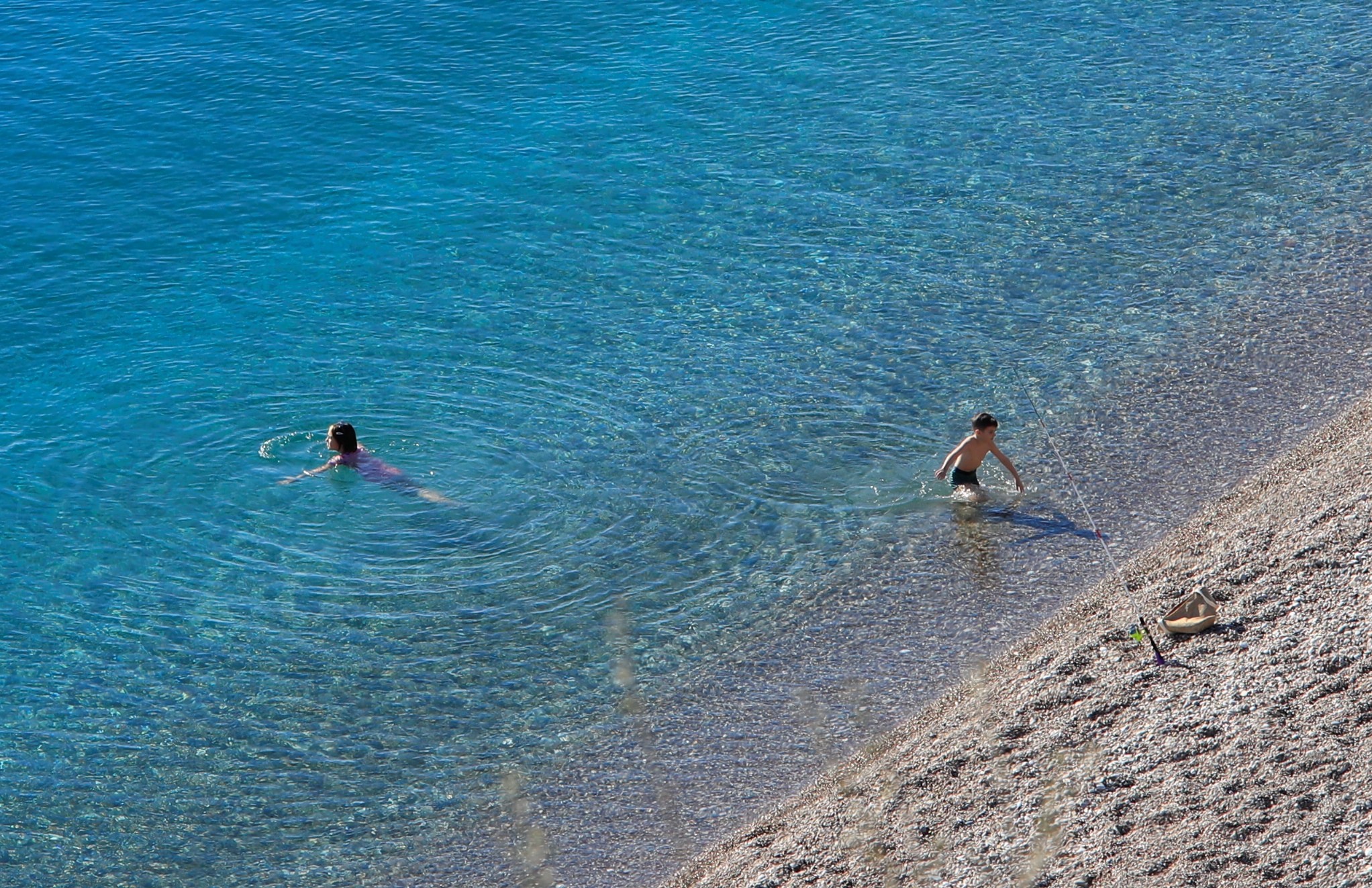 Türkiye karla mücadele ediyor: Antalya'da deniz sefası sürüyor!