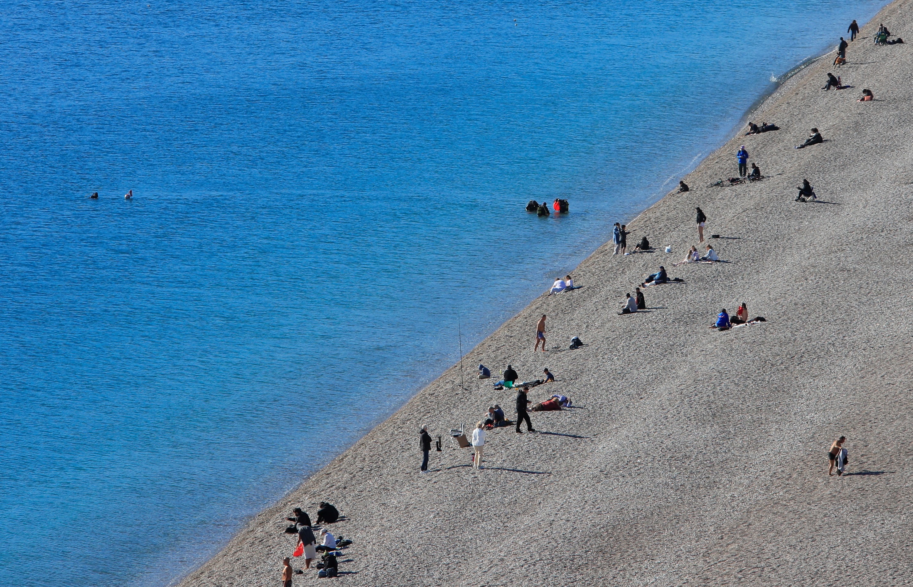 Türkiye karla mücadele ediyor: Antalya'da deniz sefası sürüyor!