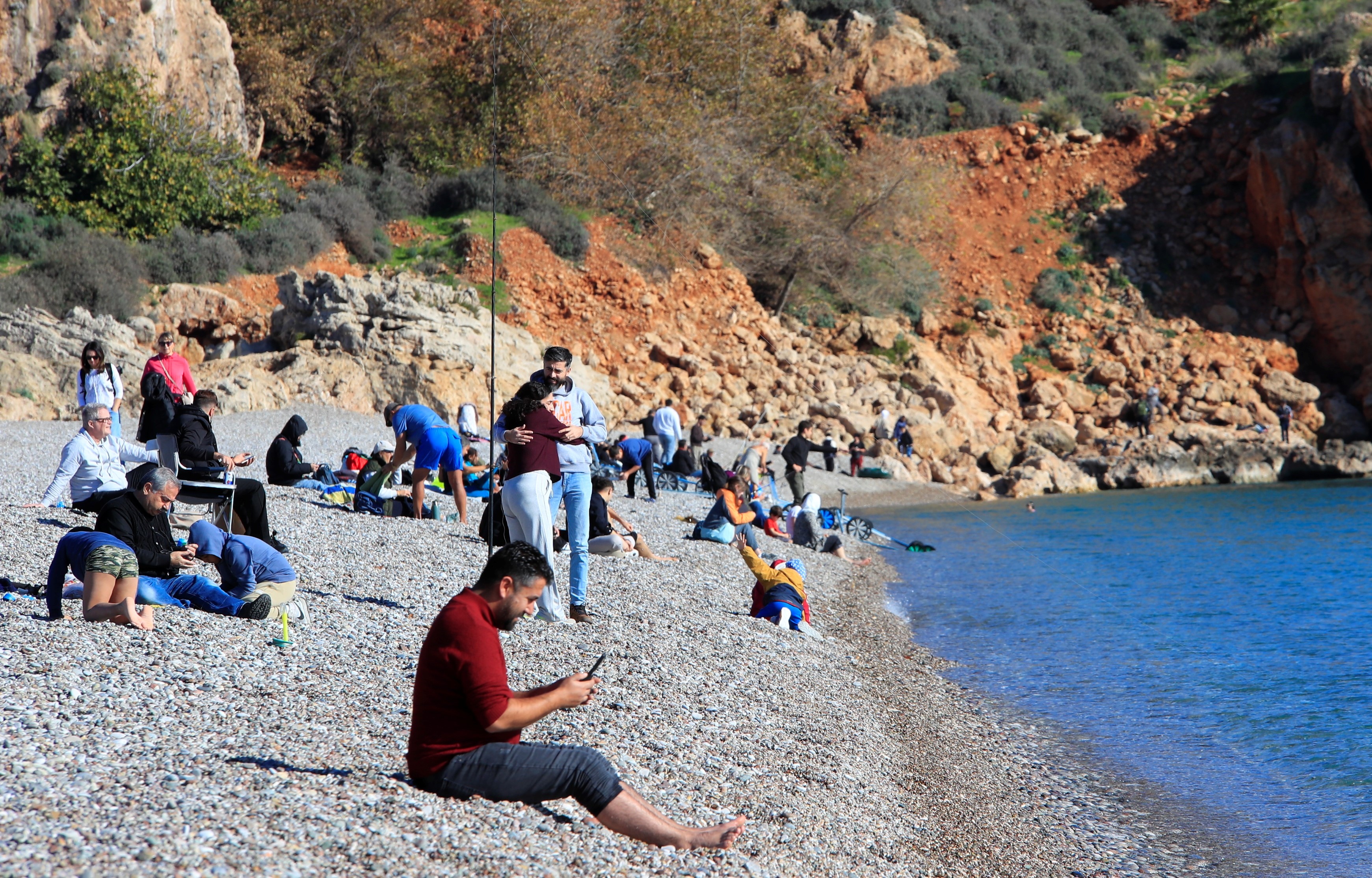 Türkiye karla mücadele ediyor: Antalya'da deniz sefası sürüyor!