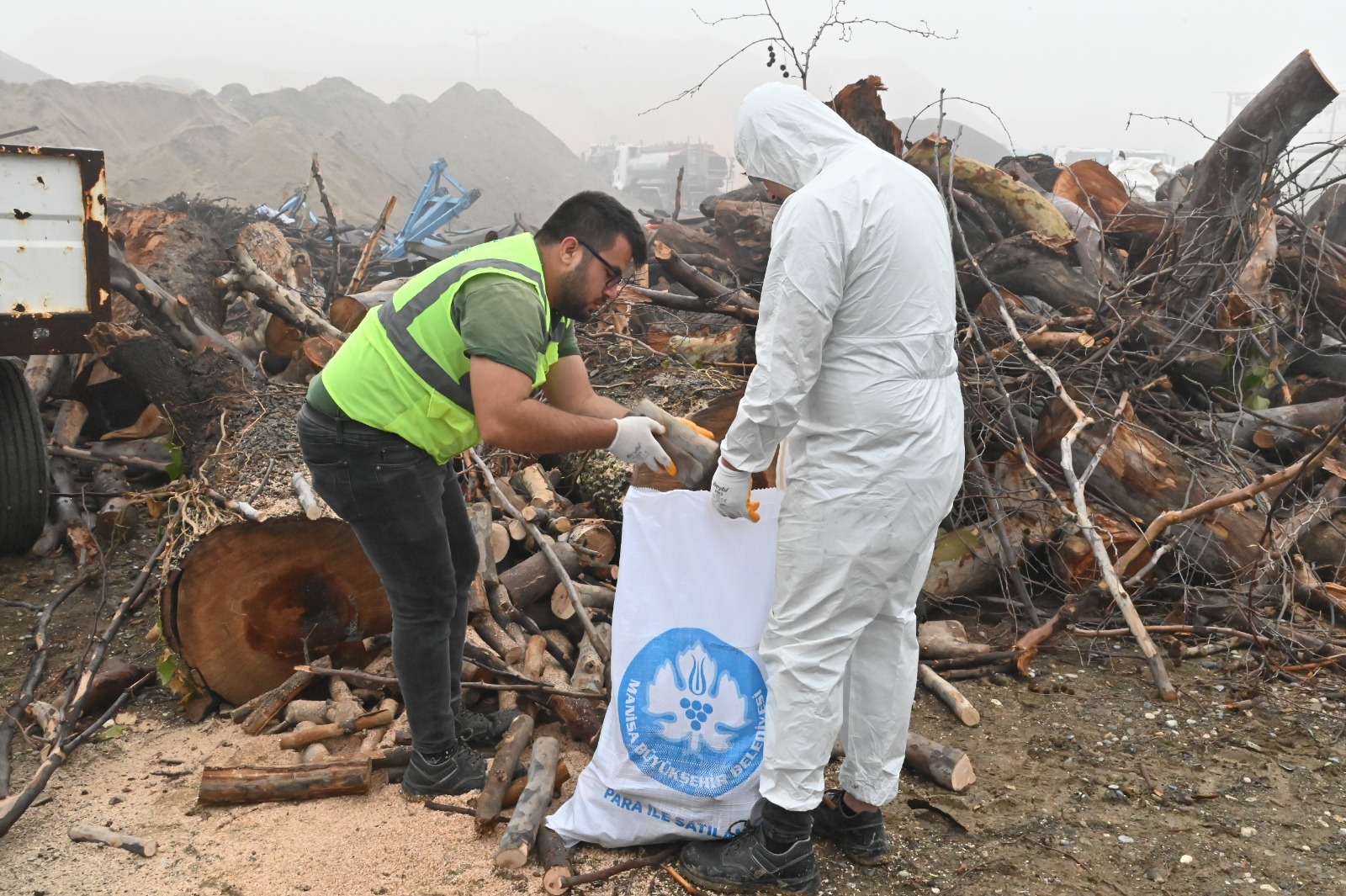 Manisa’da İhtiyaç Sahiplerine Yakacak Odun Desteği