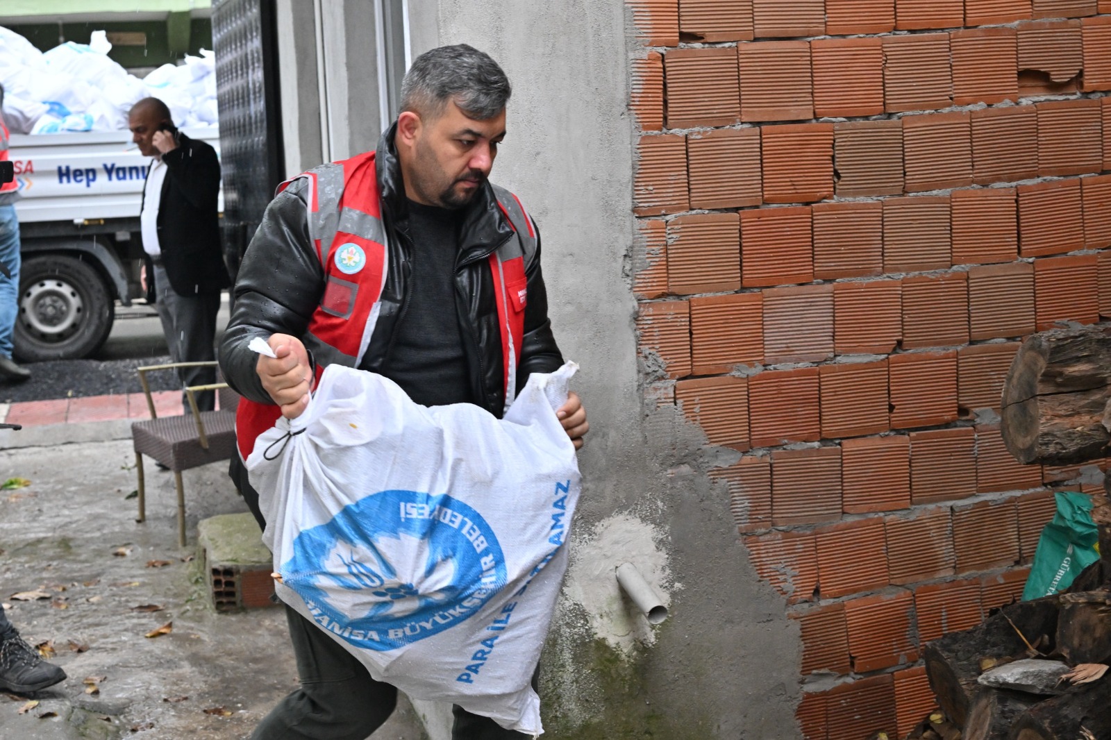 Manisa’da İhtiyaç Sahiplerine Yakacak Odun Desteği