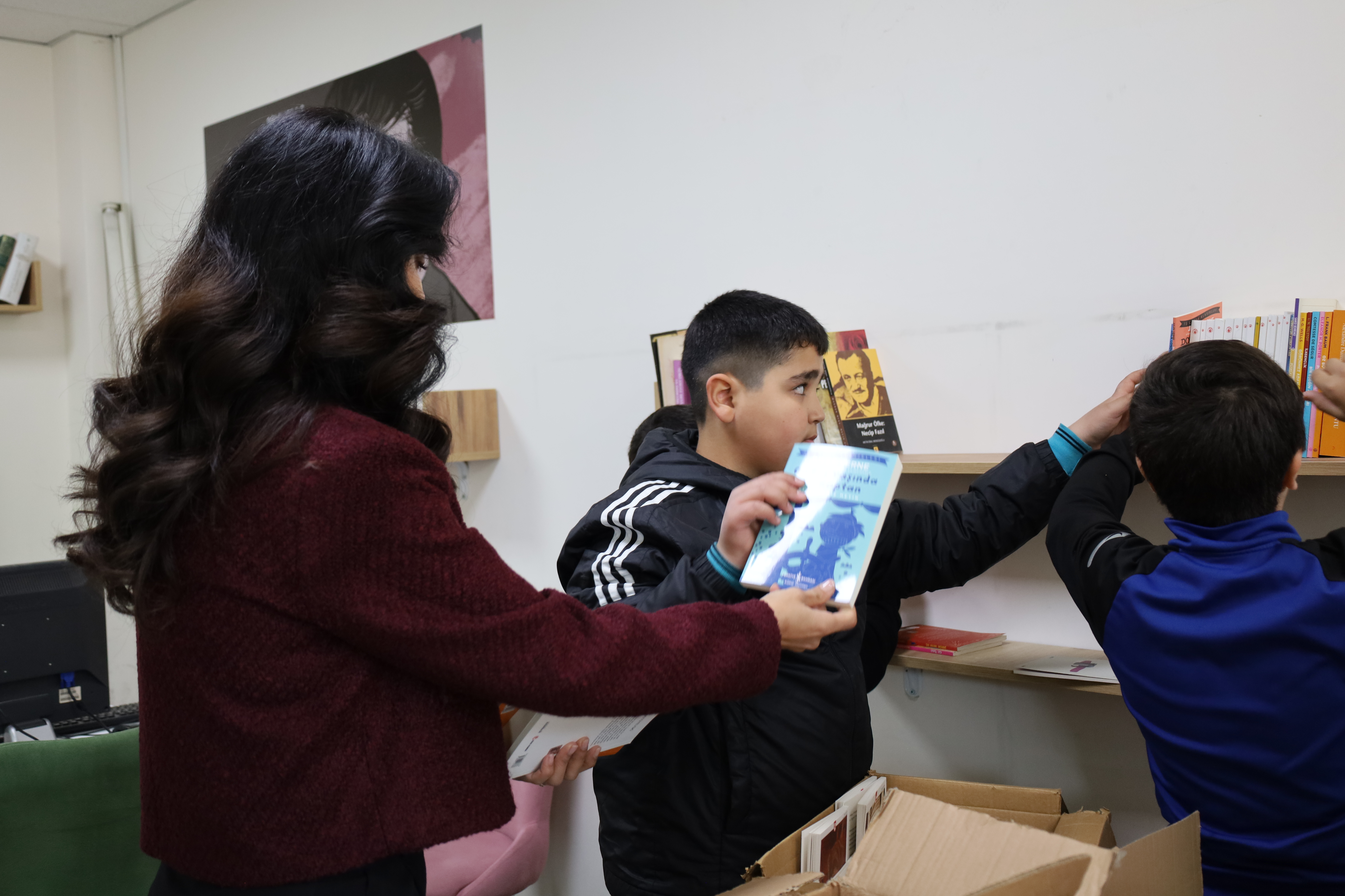 Turgutlulu İş İnsanından Okul Kütüphanesine Kitap Bağışı