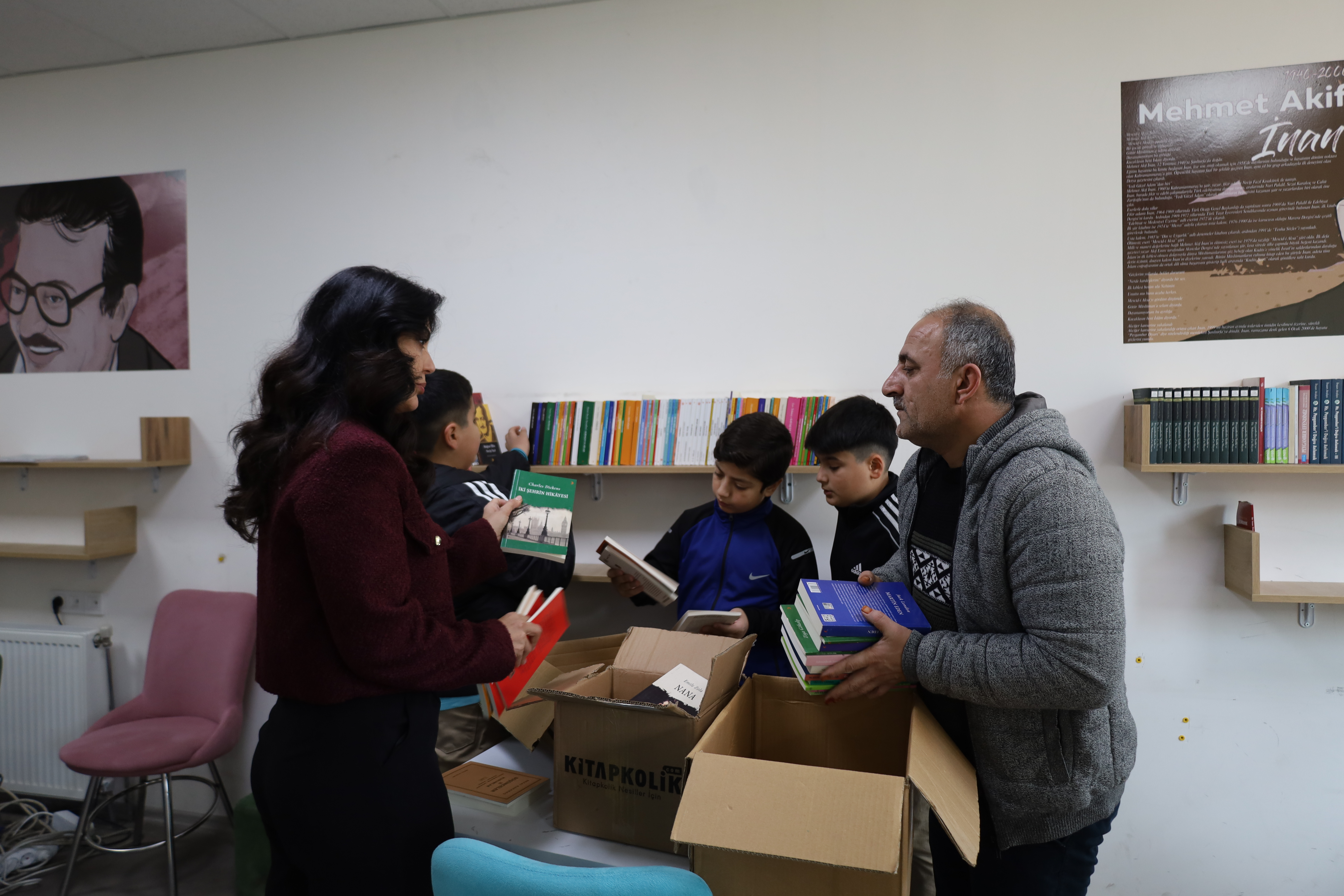 Turgutlulu İş İnsanından Okul Kütüphanesine Kitap Bağışı