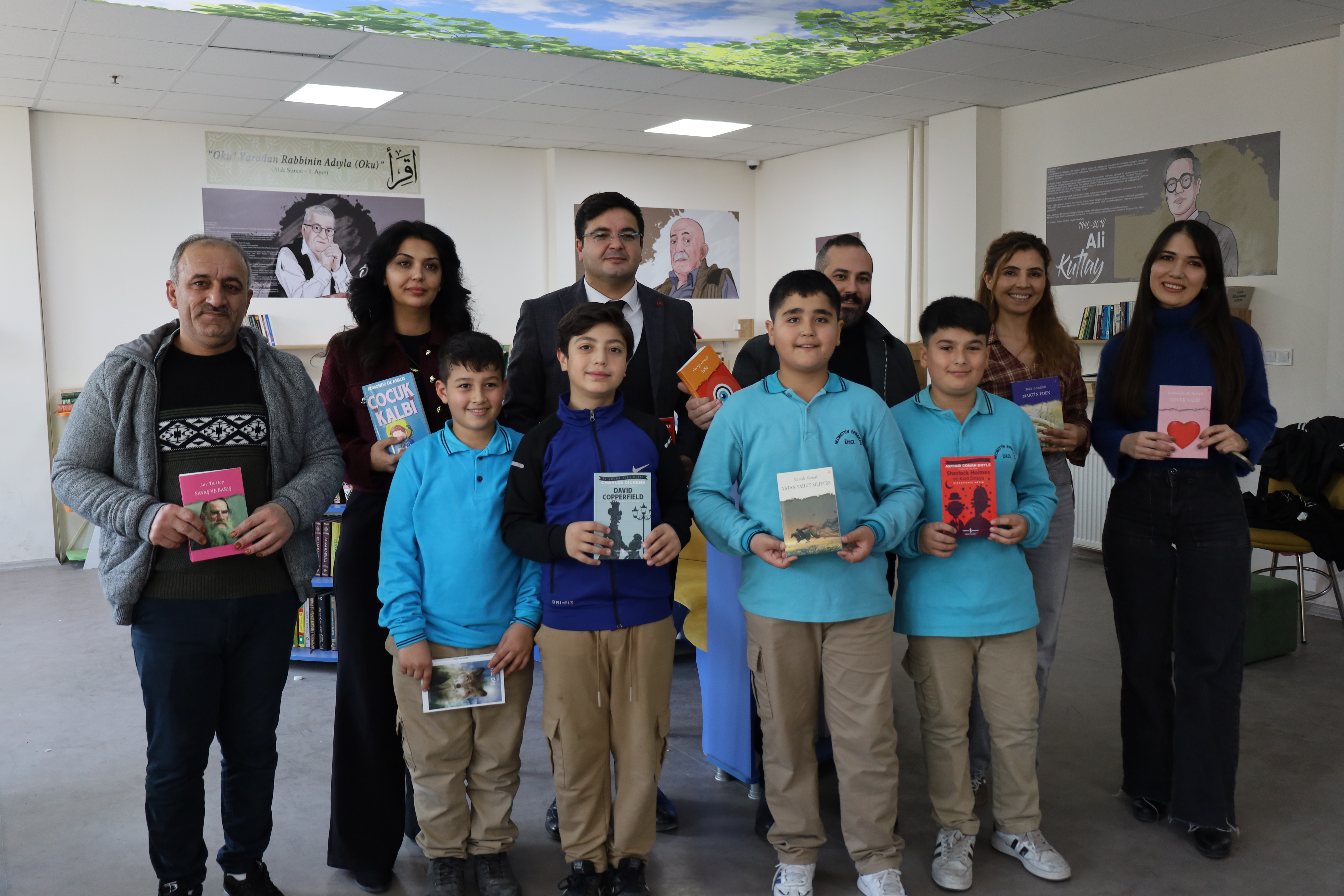 Turgutlulu İş İnsanından Okul Kütüphanesine Kitap Bağışı