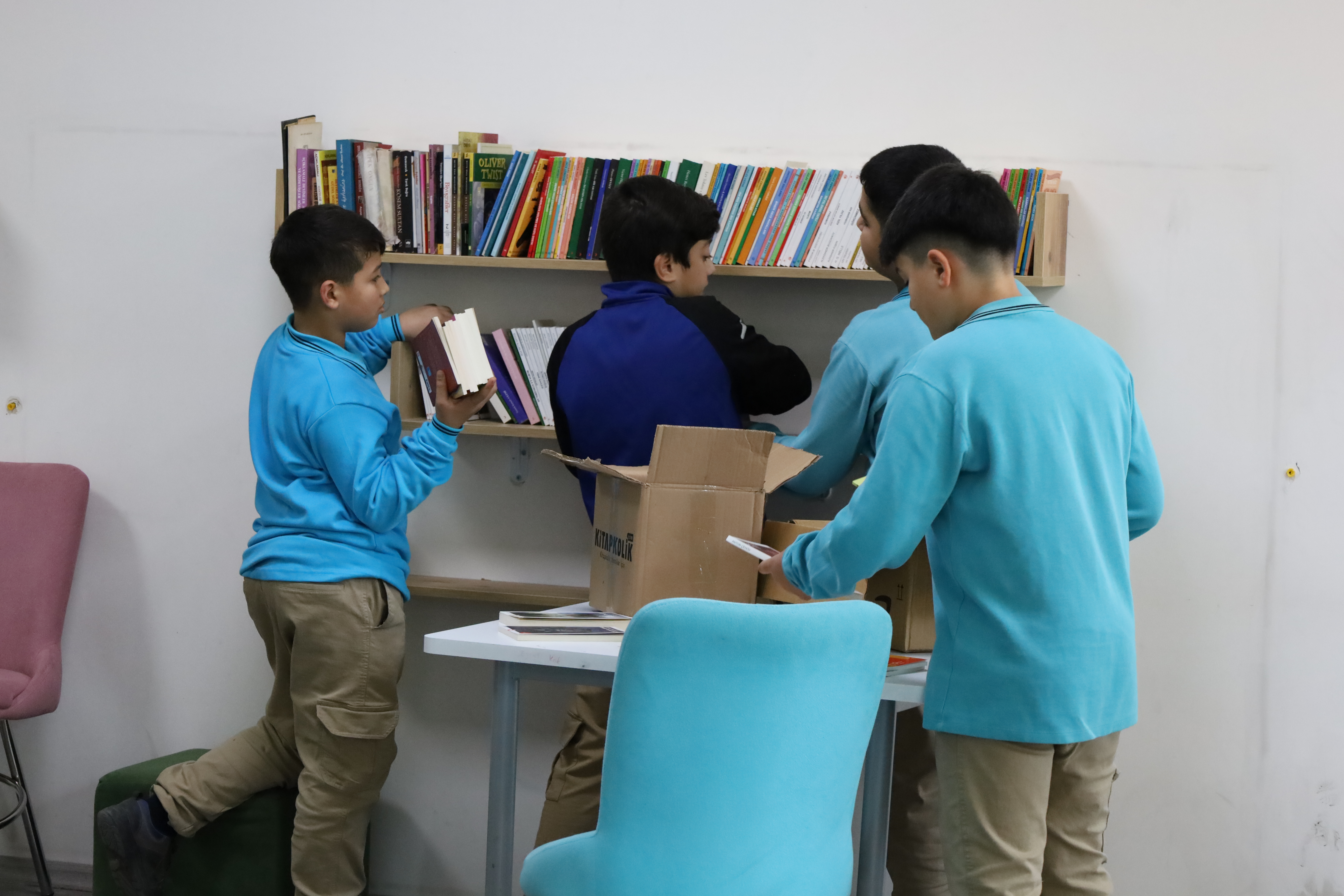 Turgutlulu İş İnsanından Okul Kütüphanesine Kitap Bağışı