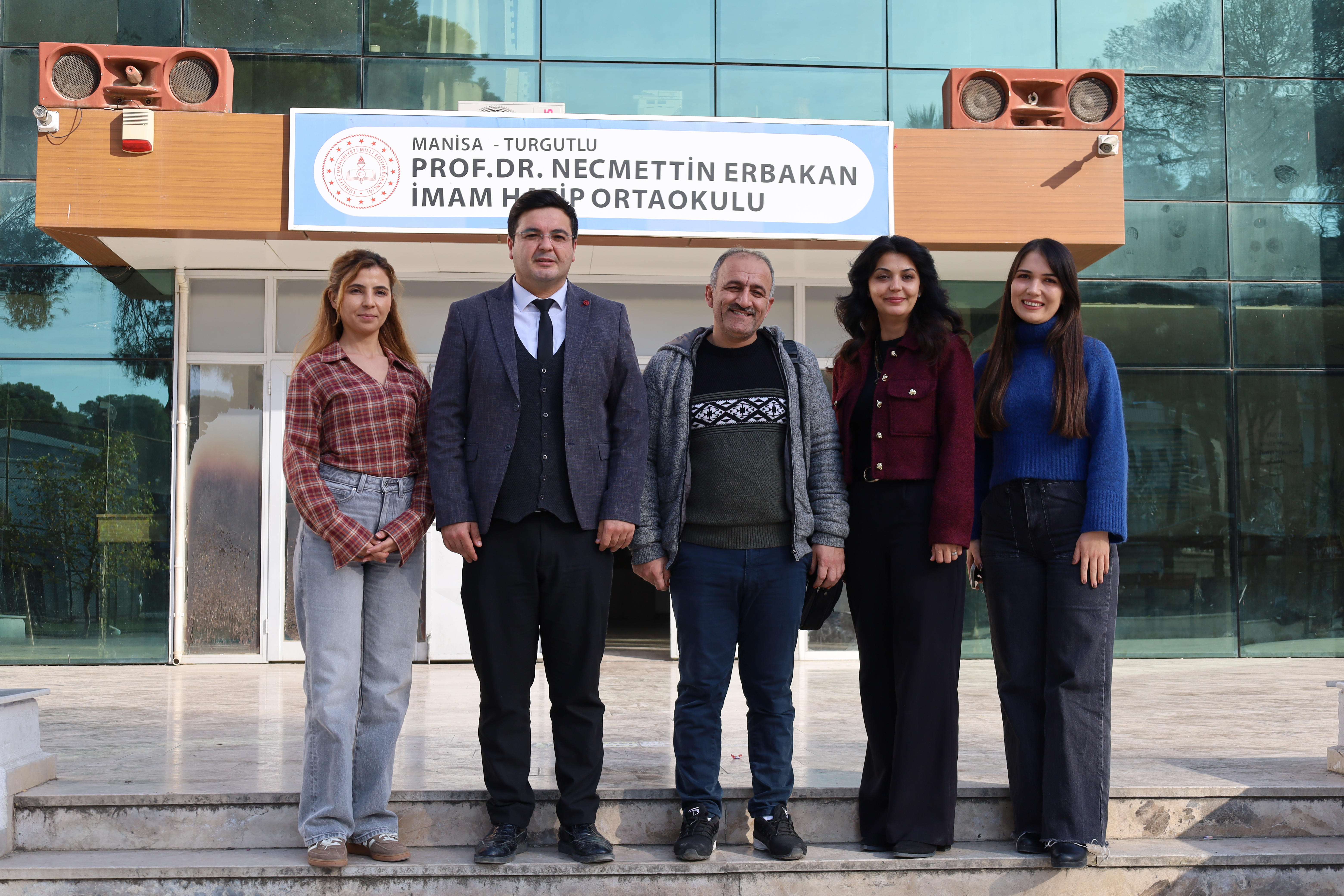 Turgutlulu İş İnsanından Okul Kütüphanesine Kitap Bağışı