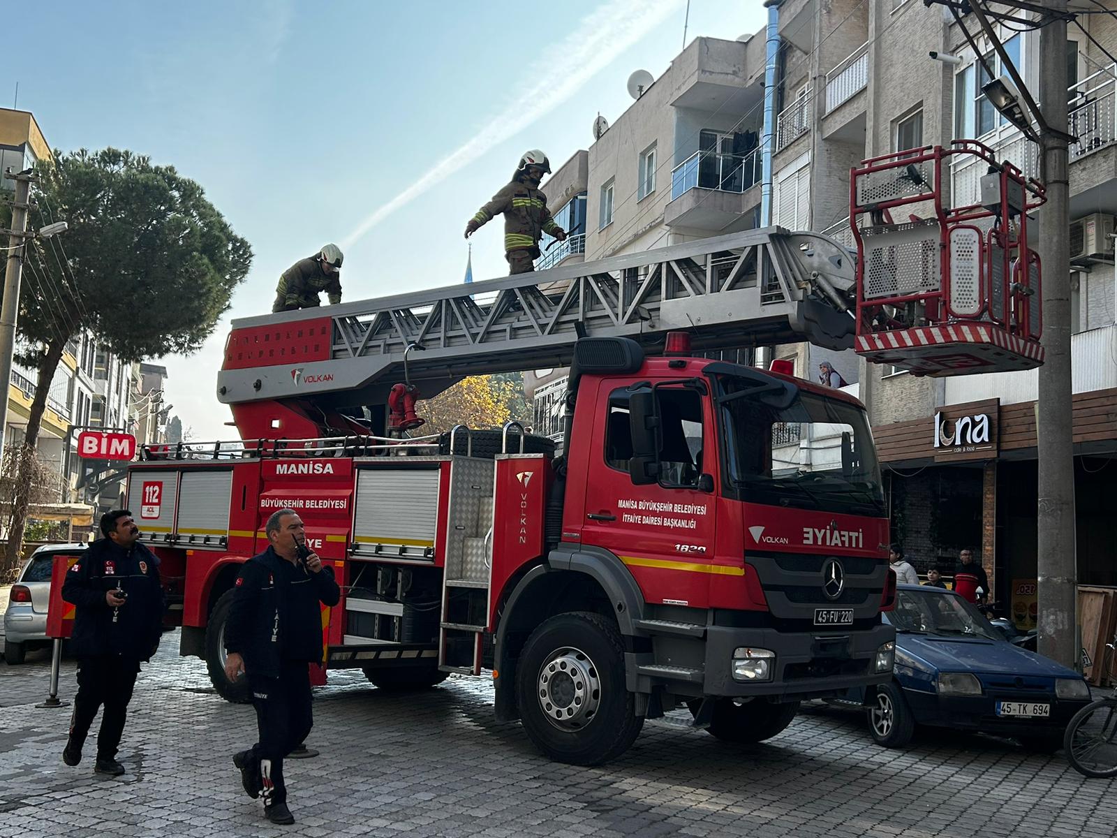 Turgutlu'da Evinde Düşüp Kalan Yaşlı Kadını İtfaiye Kurtardı