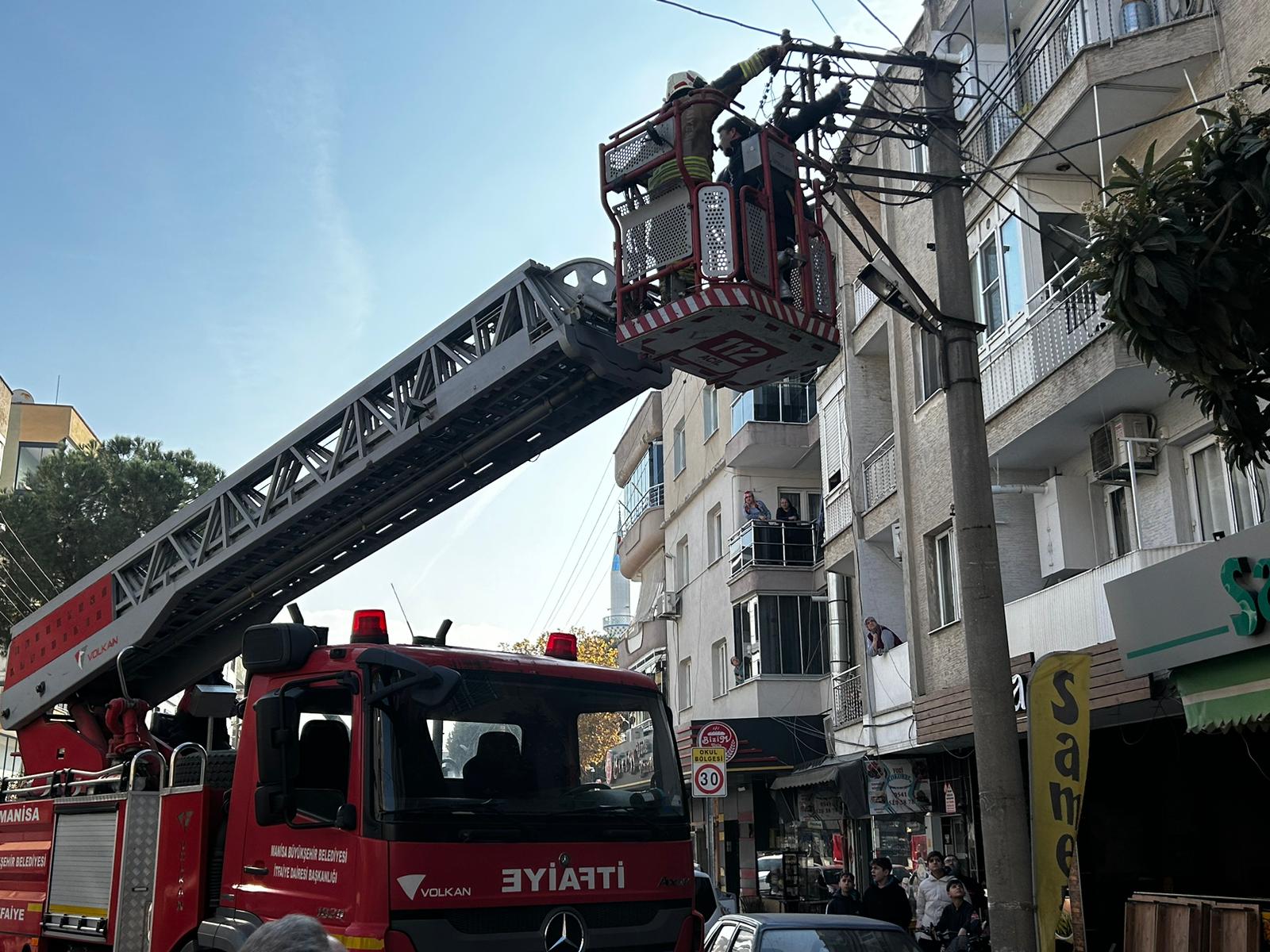 Turgutlu'da Evinde Düşüp Kalan Yaşlı Kadını İtfaiye Kurtardı
