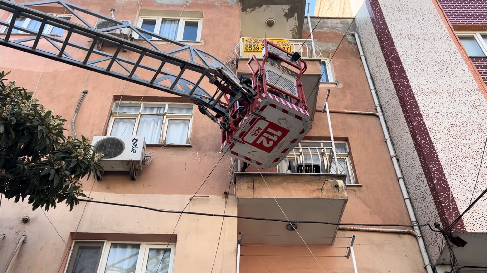 Turgutlu'da Evinde Düşüp Kalan Yaşlı Kadını İtfaiye Kurtardı