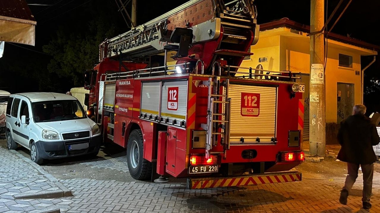 Kedi kurtarmaya giden itfaiye sokağa giremedi! Ya yangın olsaydı?