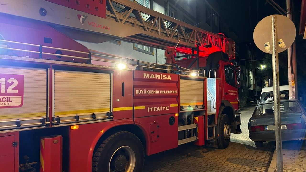 Kedi kurtarmaya giden itfaiye sokağa giremedi! Ya yangın olsaydı?