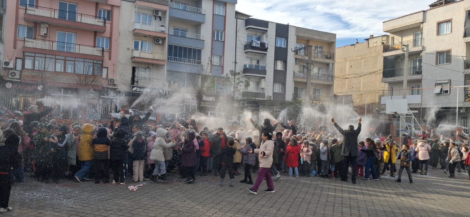 Turgutlu’da Öğrencilerin Kar Hayali Gerçeğe Dönüştü